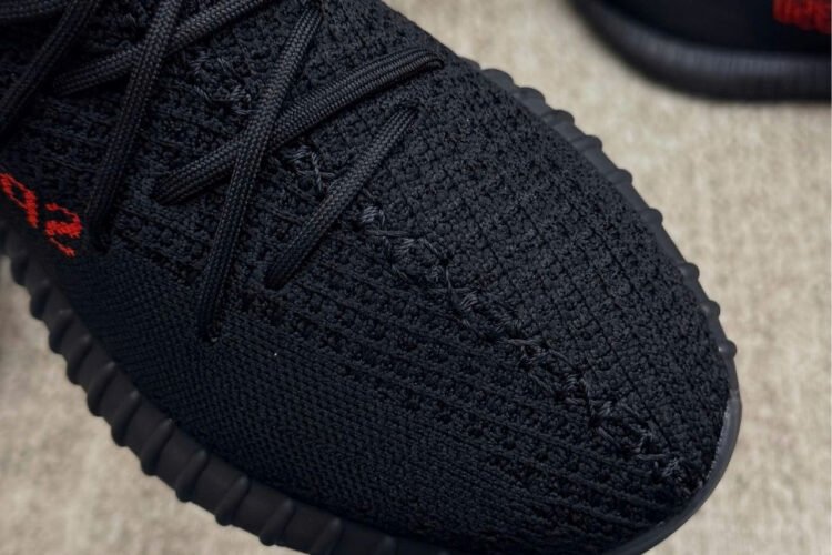 Giày Yeezy 350 V2 Bred đen đỏ