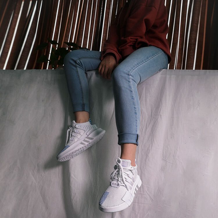 Giày EQT Bask ADV Trắng Xanh kết hợp quần jean