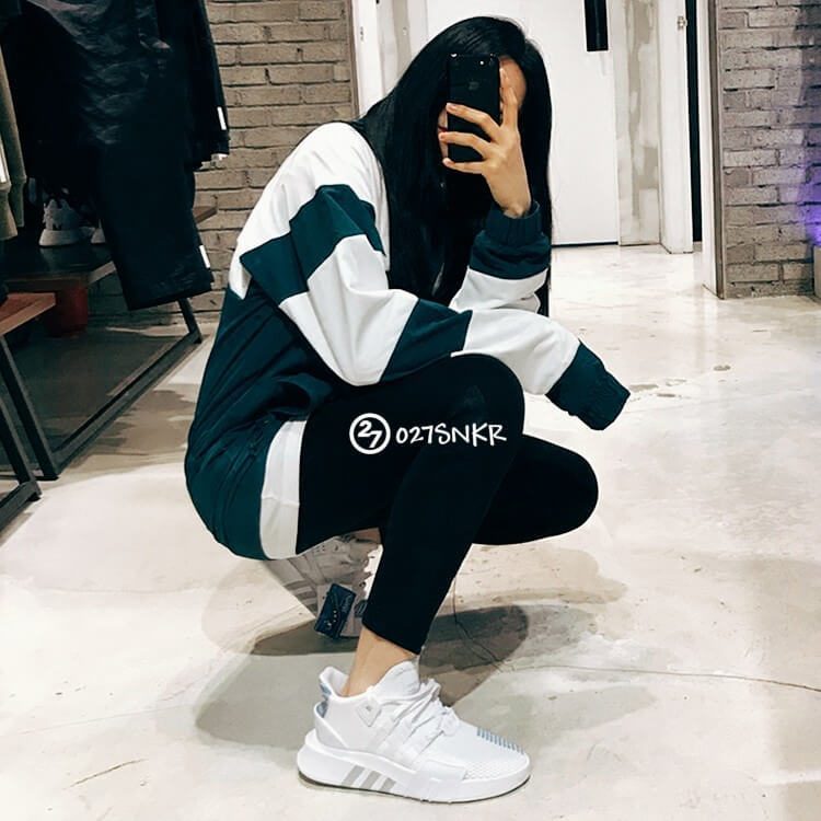 Giày EQT Bask ADV Trắng Xanh on feet cho nữ