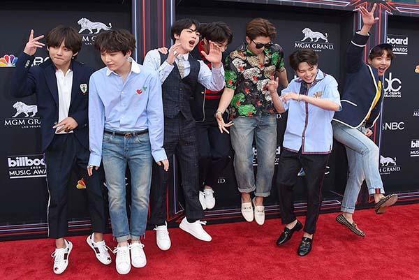 Nhóm nhạc BTS và giày Gucci