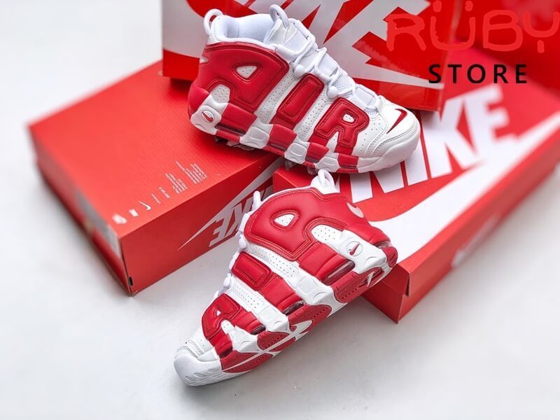 2 chiếc Giày Air More Uptempo trắng đỏ trên chiếc hộp Nike 
