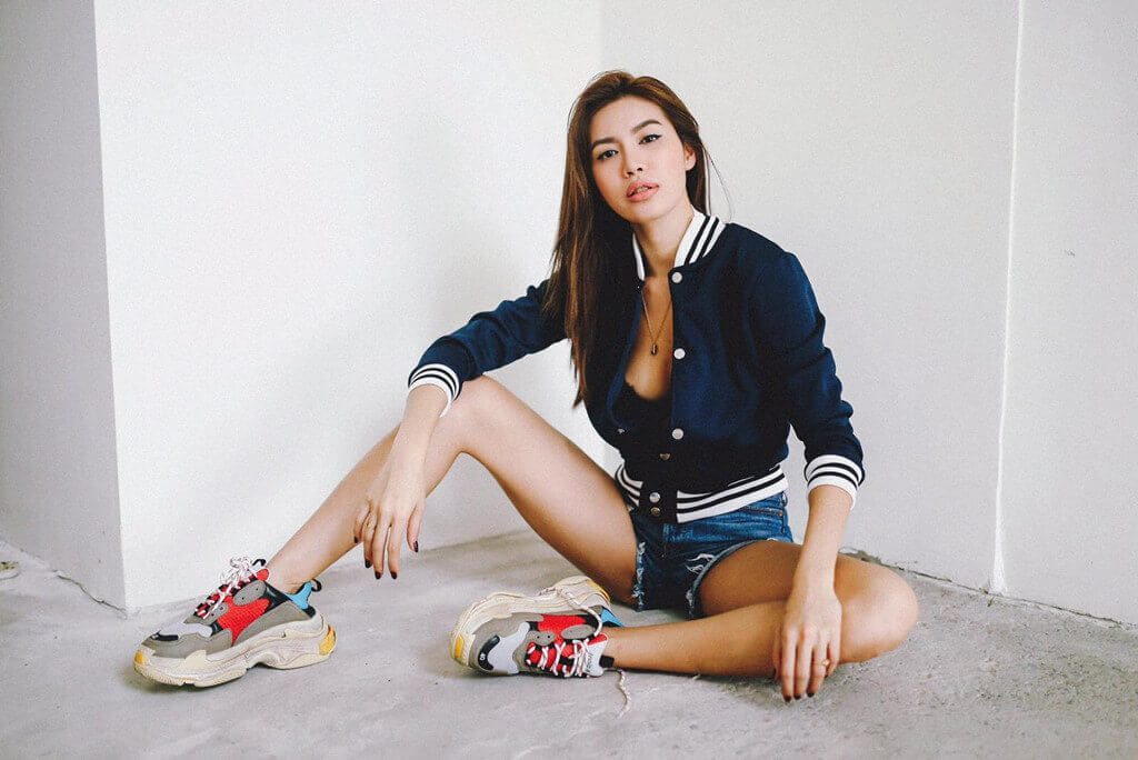 Cách phối đồ với giày Balenciaga Triple S nữ