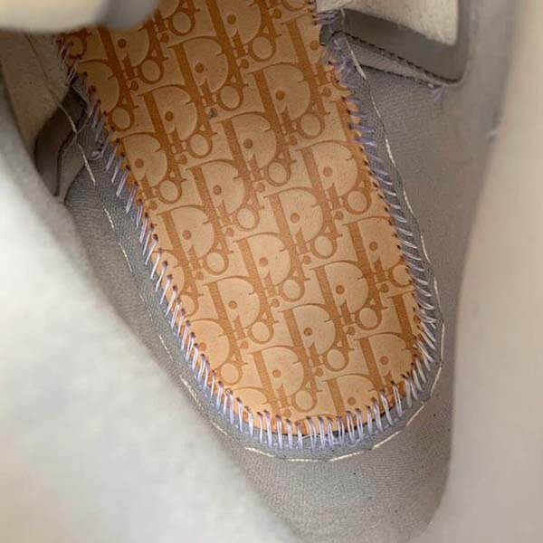 Phần midsole được khâu chỉnh chu, thêm các ký hiệu Dior
