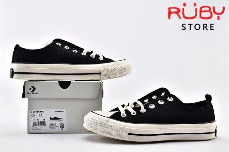 Đôi giày Converse x Fear of God Essentials màu đen song song bên chiếc hộp