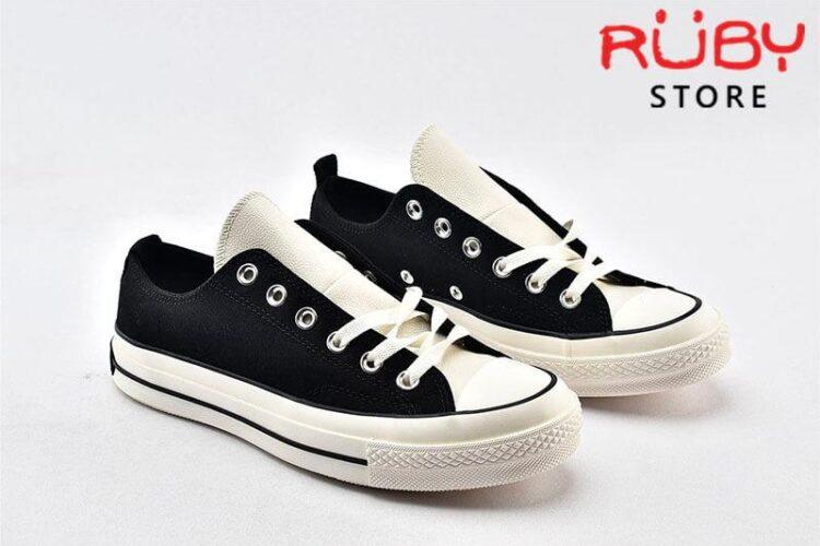 Đôi giày Converse x Fear of God Essentials màu đen chụp chụp bên phải