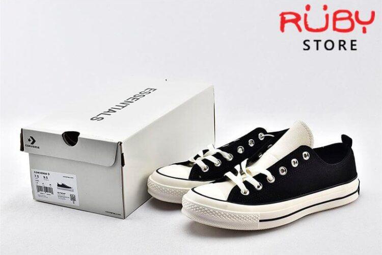 Đôi giày Converse x Fear of God Essentials màu đen cạnh chiếc hộp