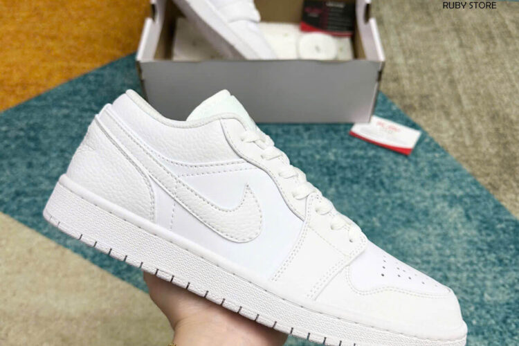 Hình ảnh chi tiết mẫu Jordan 1 cổ thấp full trắng Rep 1 1 tại Ruby Store