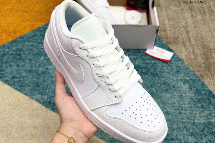 Hình ảnh chi tiết mẫu Jordan 1 cổ thấp full trắng Rep 1 1 tại Ruby Store