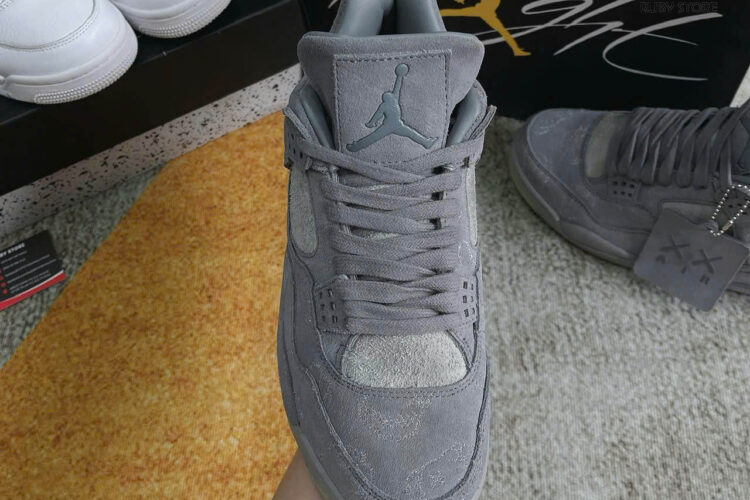 Hình ảnh thực tế mẫu giày Jordan 4 Kaws Rep 1 1 tại Ruby Store