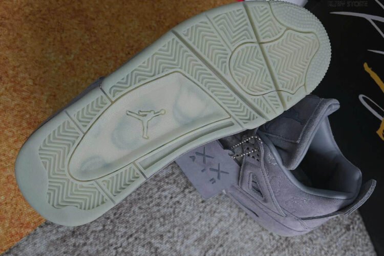 Hình ảnh thực tế mẫu giày Jordan 4 Kaws Rep 1 1 tại Ruby Store