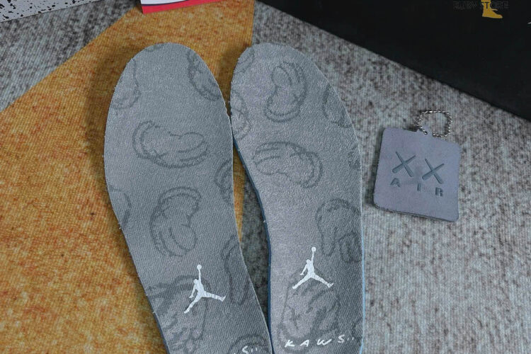 Hình ảnh thực tế mẫu giày Jordan 4 Kaws Rep 1 1 tại Ruby Store