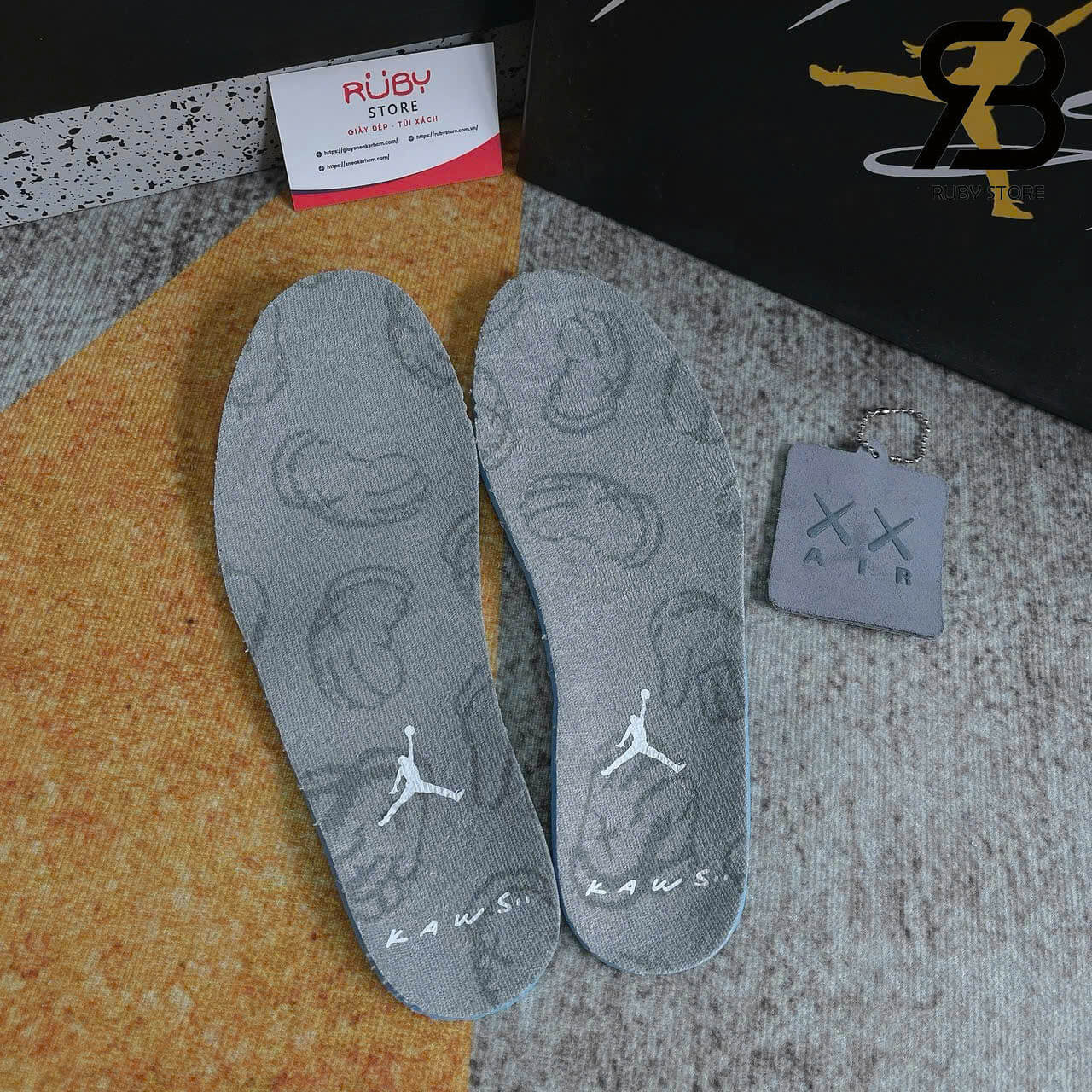 Hình ảnh thực tế mẫu giày Jordan 4 Kaws Rep 1 1 tại Ruby Store