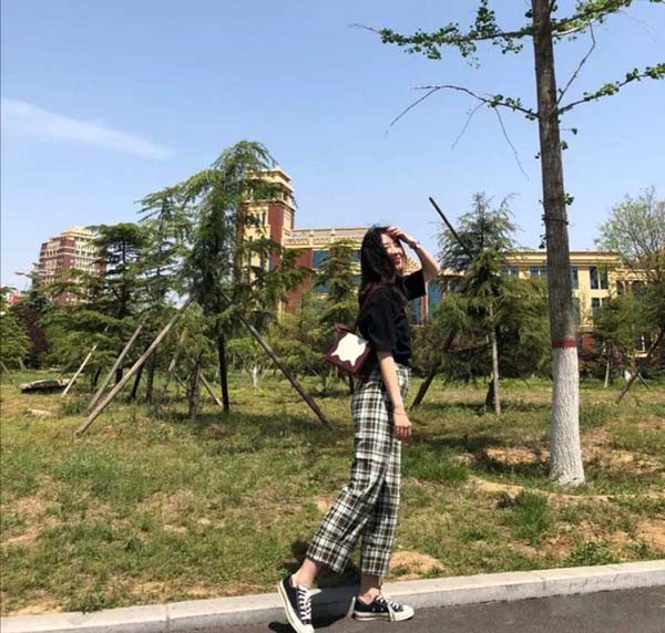 Áo phông đen + quần ống rộng kẻ sọc + giày Converse đen
