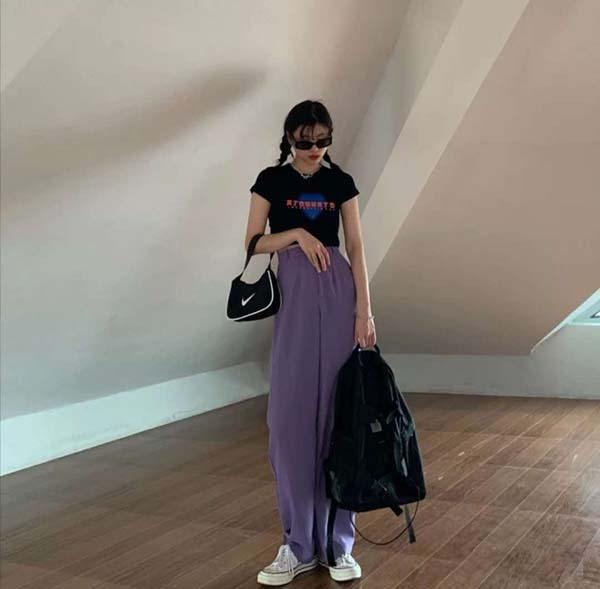 Áo phông đen + quần dài màu tím