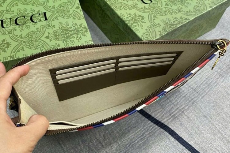 Túi Gucci Tiger UFO GG Supreme Pouch