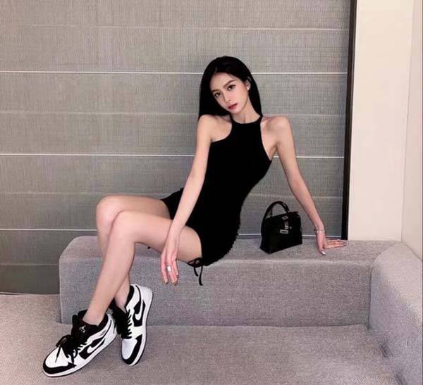 Air Jordan 1 Mid White Black cho nữ