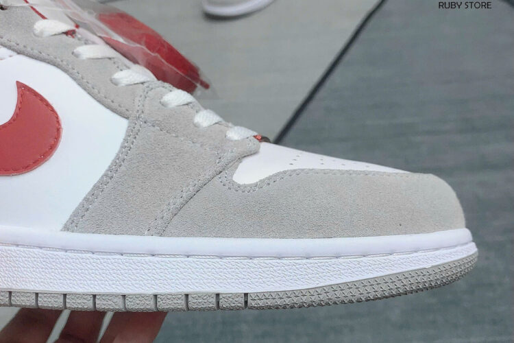Hình ảnh thực tế Giày Air Jordan 1 Low Light Smoke Grey Gym Red Xám Đỏ tại Ruby Store