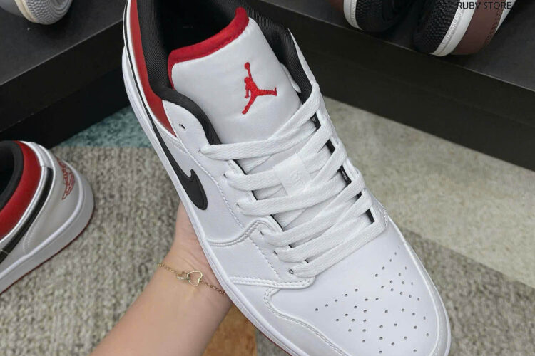 Hình ảnh chi tiết mẫu Jordan 1 White University Red Black cổ thấp Rep 1 1