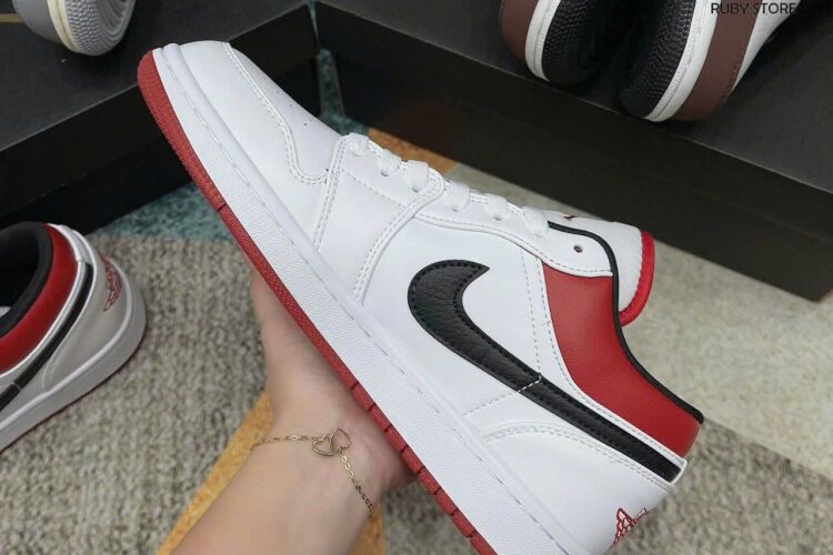 Hình ảnh chi tiết mẫu Jordan 1 White University Red Black cổ thấp Rep 1 1