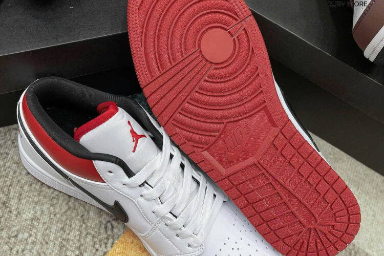 Hình ảnh chi tiết mẫu Jordan 1 White University Red Black cổ thấp Rep 1 1