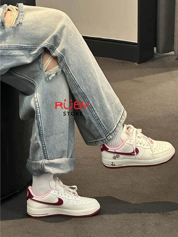 Phối đồ với giày Air Force 1 valentine 2023 cho nữ
