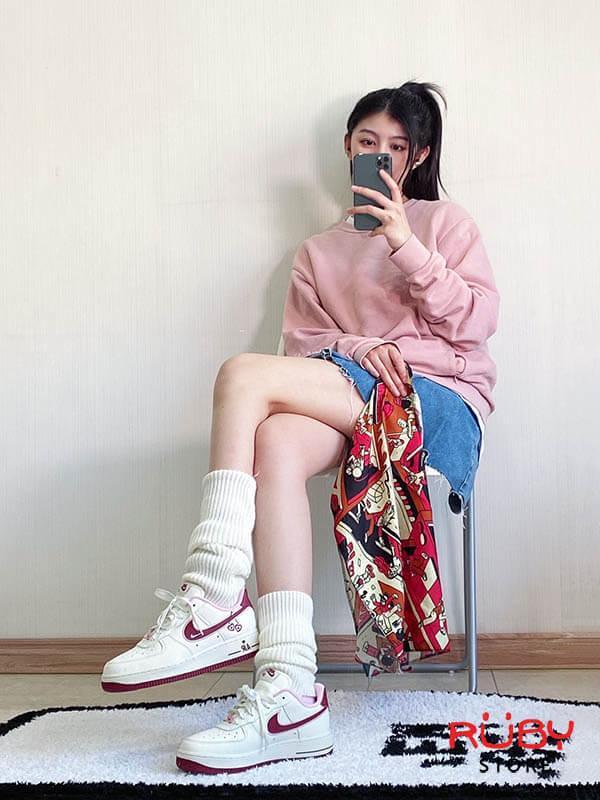 Phối đồ với giày Air Force 1 valentine 2023 cho nữ