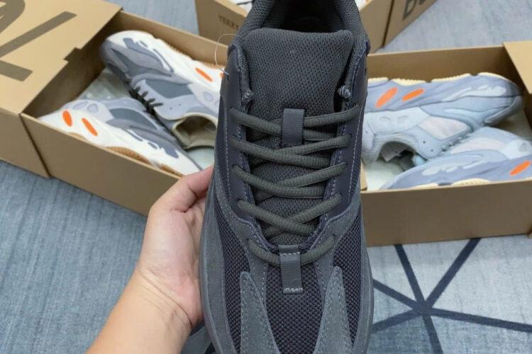 Giày Yeezy 700 Utility Black đen