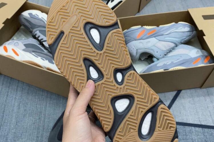 Giày Yeezy 700 Utility Black đen