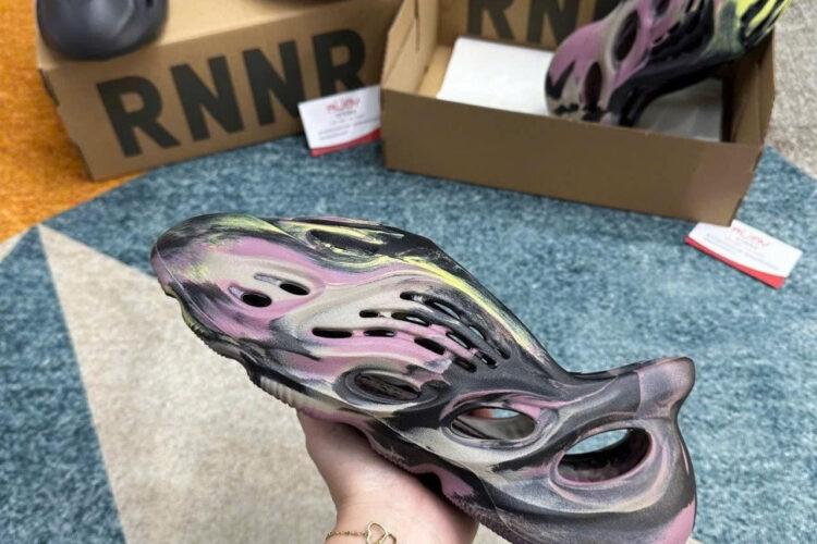 Giày Yeezy Foam RNNR MX Carbon