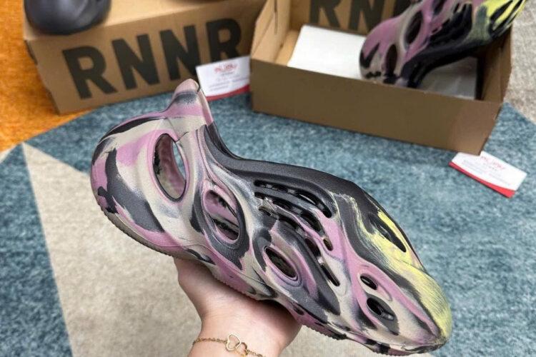 Giày Yeezy Foam RNNR MX Carbon