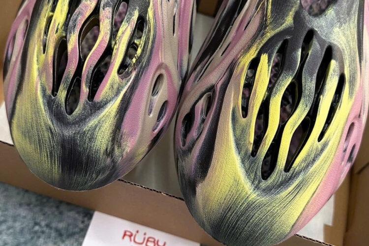 Giày Yeezy Foam RNNR MX Carbon