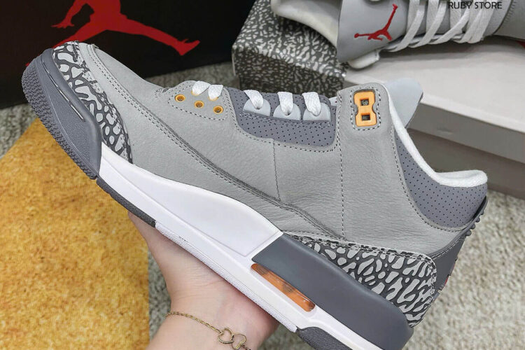 Hình ảnh thực tế mẫu Jordan 3 Cool Grey màu xám Replica 1:1 tại Ruby Store