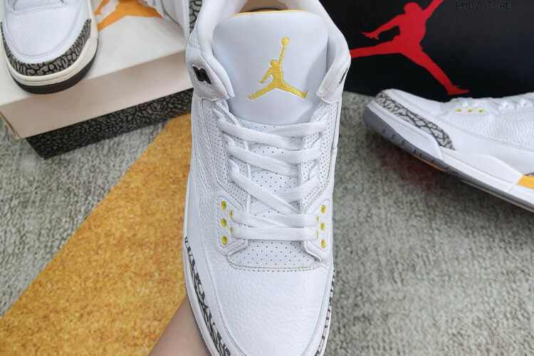 Hình ảnh thực tế mẫu giày Jordan 3 trắng vàng Replica 1:1 tại Ruby Store