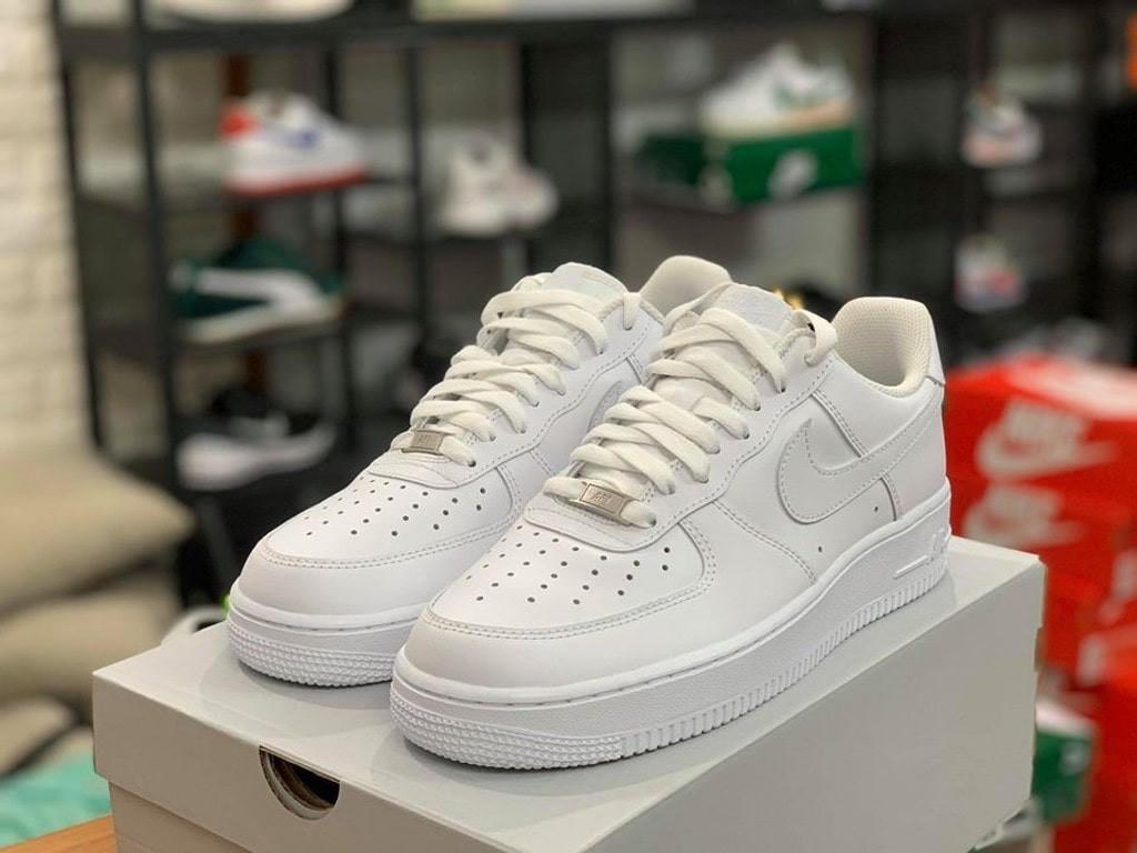 Các Mẫu Giày Sneaker Nữ Mà Bạn Không Nên Bỏ Lỡ 2023