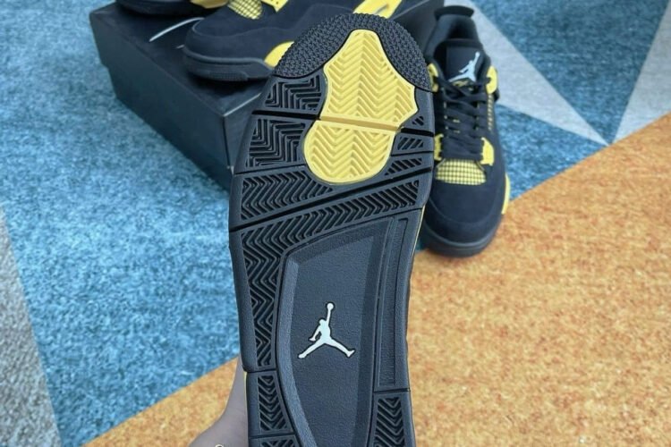 Giày Nike Air Jordan 4 Retro Thunder 2023 Đen vàng
