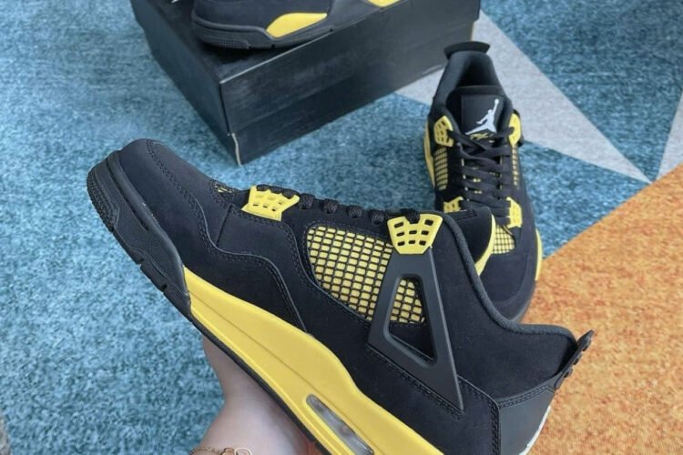 Giày Nike Air Jordan 4 Retro Thunder 2023 Đen vàng