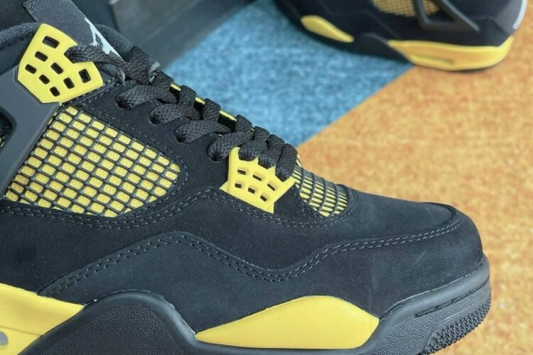 Giày Nike Air Jordan 4 Retro Thunder 2023 Đen vàng