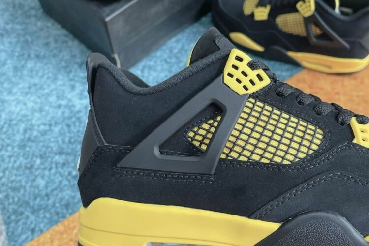 Giày Nike Air Jordan 4 Retro Thunder 2023 Đen vàng