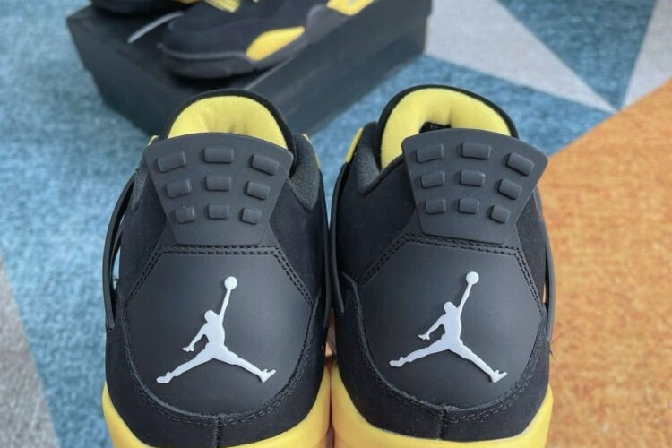 Giày Nike Air Jordan 4 Retro Thunder 2023 Đen vàng