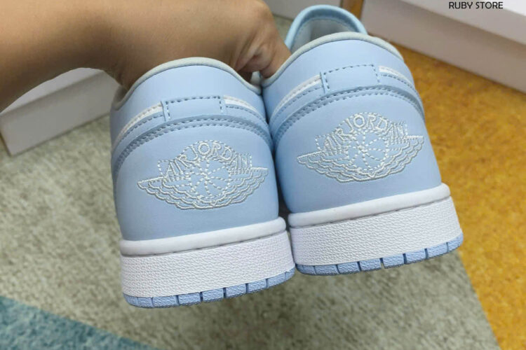 Hình ảnh chi tiết mẫu Jordan 1 Low xanh trắng tại Ruby Store