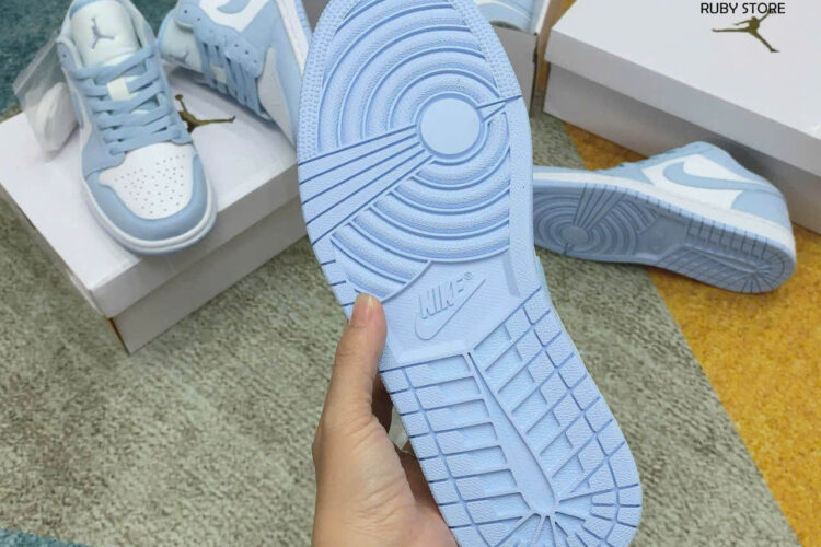 Hình ảnh chi tiết mẫu Jordan 1 Low xanh trắng tại Ruby Store