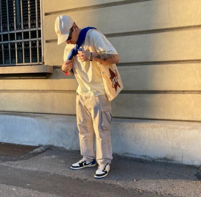 phối giày jordan low travis scott fragment với quần cargo và áo phông basic