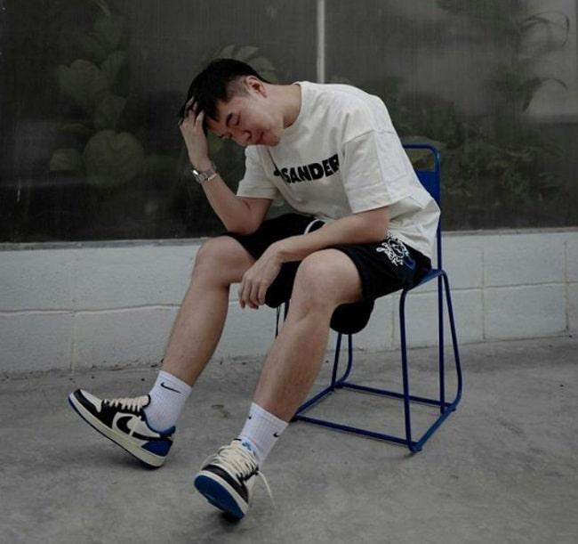 phối jordan travis scott fragment với quần short và áo thun