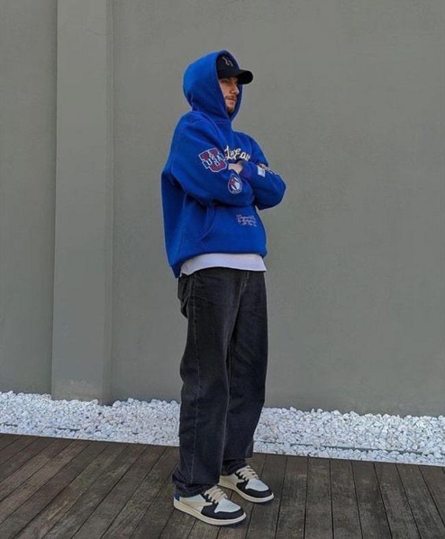 phối jordan travis scott fragment với quần jean và hoodie
