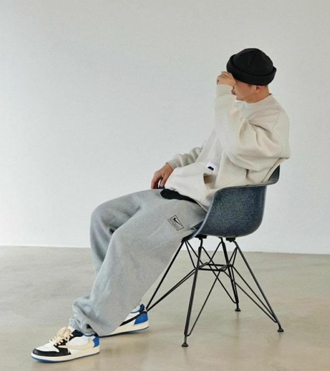 Phối Jordan Travis Scott Fragment với quần jogger thun và áo hoodie