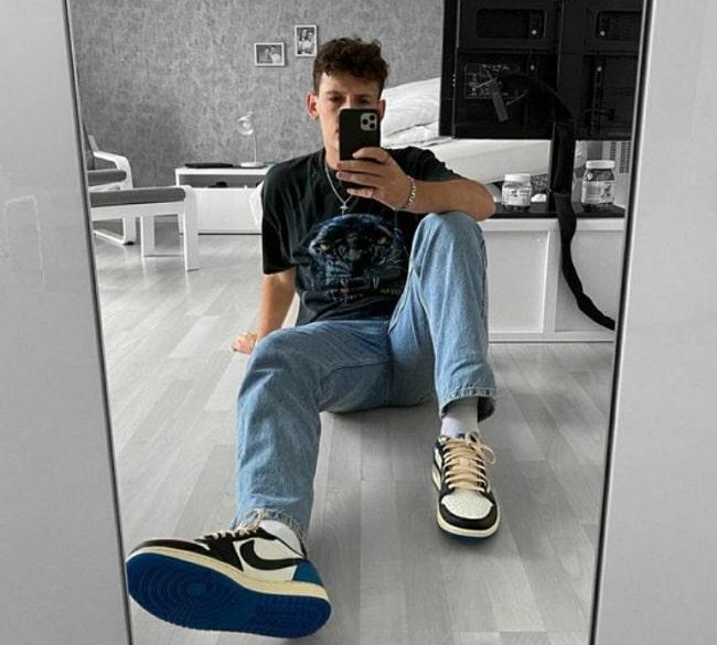 cách phối đồ với giày jordan low travis scott fragment với áo thun quần jean