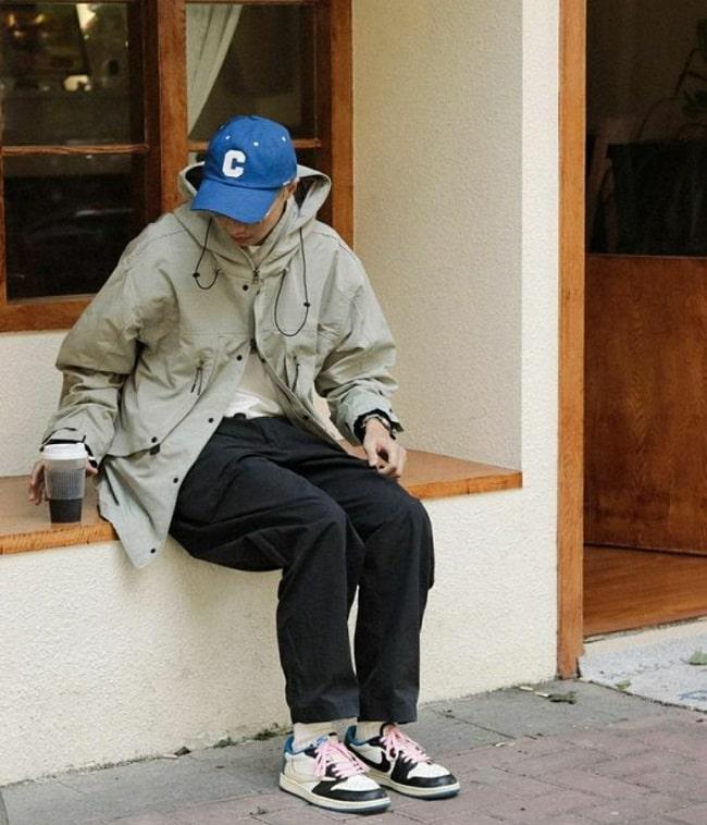 phối jordan travis scott fragment với quần jean đen, áo thun trắng và áo khoác