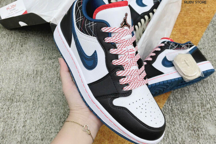 Hình ảnh thực tế giày Jordan 1 trắng đen xanh dương Rep 1 1 siêu cấp tại Ruby Store