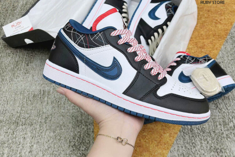 Hình ảnh thực tế giày Jordan 1 trắng đen xanh dương Rep 1 1 siêu cấp tại Ruby Store