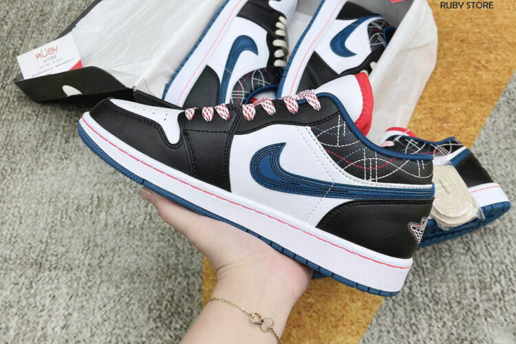 Hình ảnh thực tế giày Jordan 1 trắng đen xanh dương Rep 1 1 siêu cấp tại Ruby Store